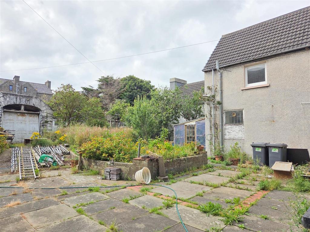 REAR GARDEN.jpg
