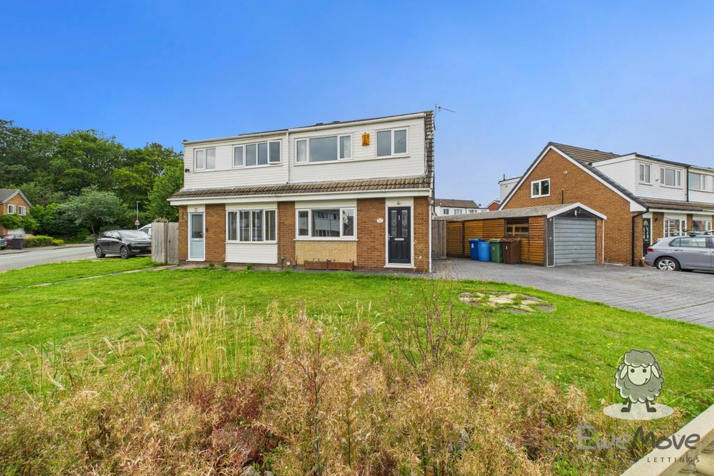 Stratton Drive Stratton Drive, Platt Bridge, Wigan... 2 bed semi-detached house - £180,000