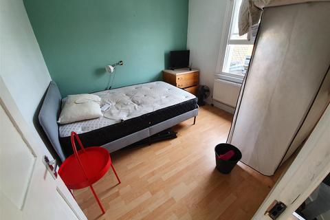 4 bedroom maisonette to rent, Hoxton Street, London