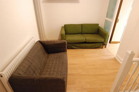 4 bedroom maisonette to rent, Hoxton Street, London