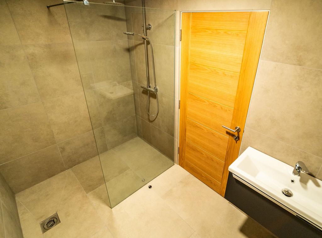 Ensuite Shower to Reception Room / Bedroom 4