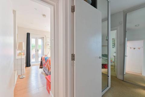 1 bedroom flat for sale, Balham High Road, Tooting, London, SW17