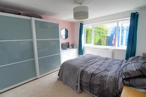 19 Compton Close, Corse, Gloucester, GL19 3RP