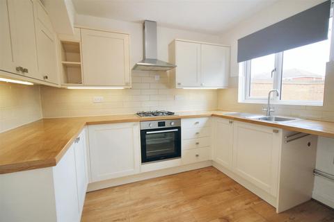 3 bedroom end of terrace house to rent, Watermead, Aylesbury