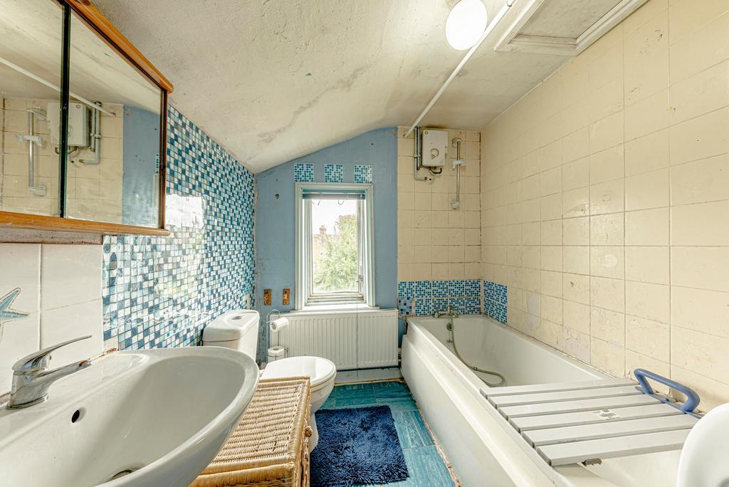 Bathroom W.C (1)