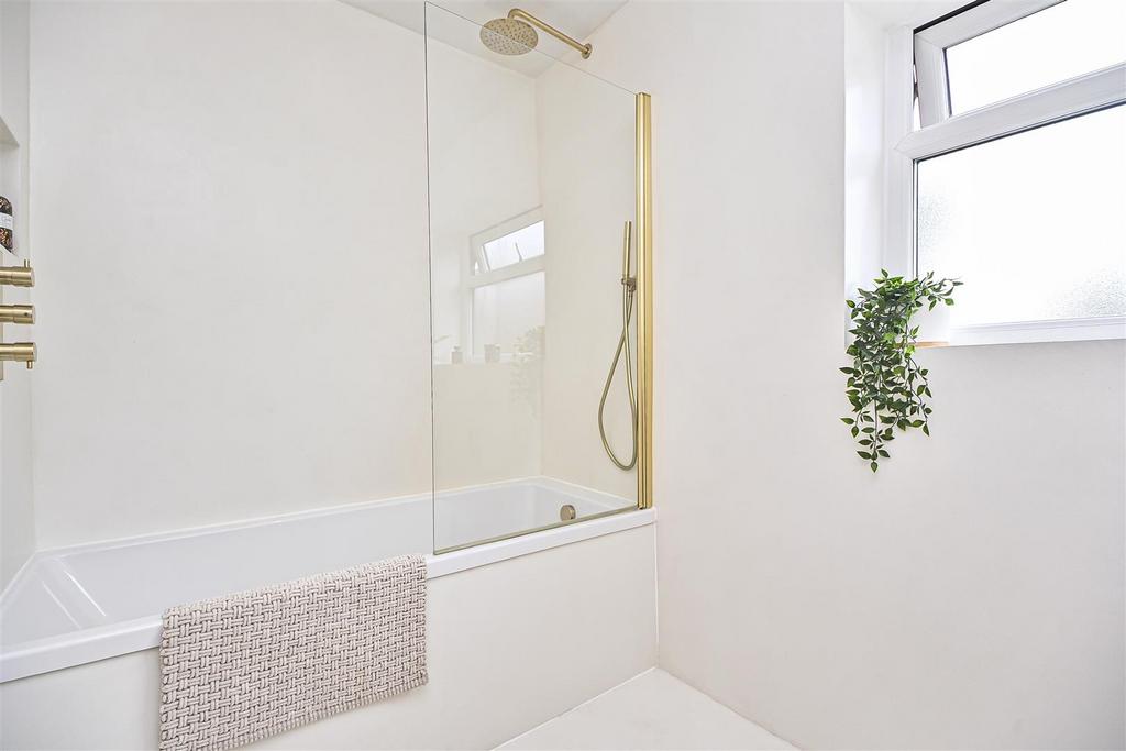 74 Sandersons Croft Bathroom (2).jpg