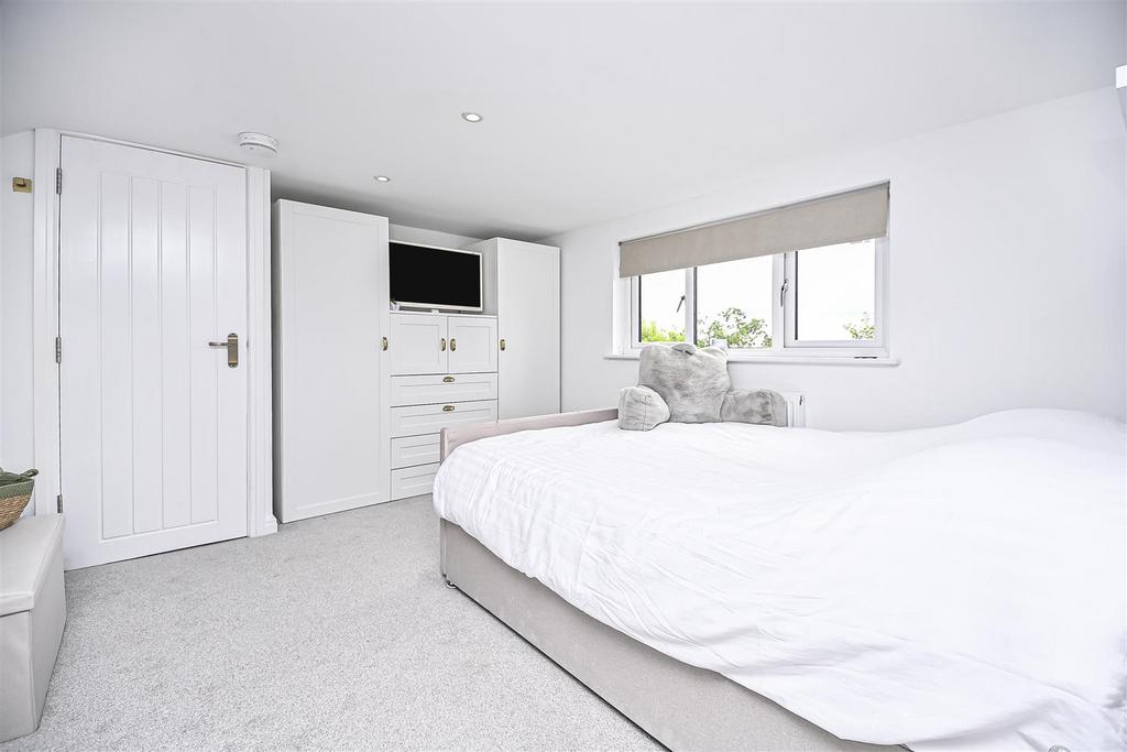 74 Sandersons Croft Bedroom 1 (2).jpg