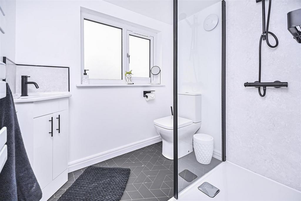 74 Sandersons Croft En-Suite.jpg