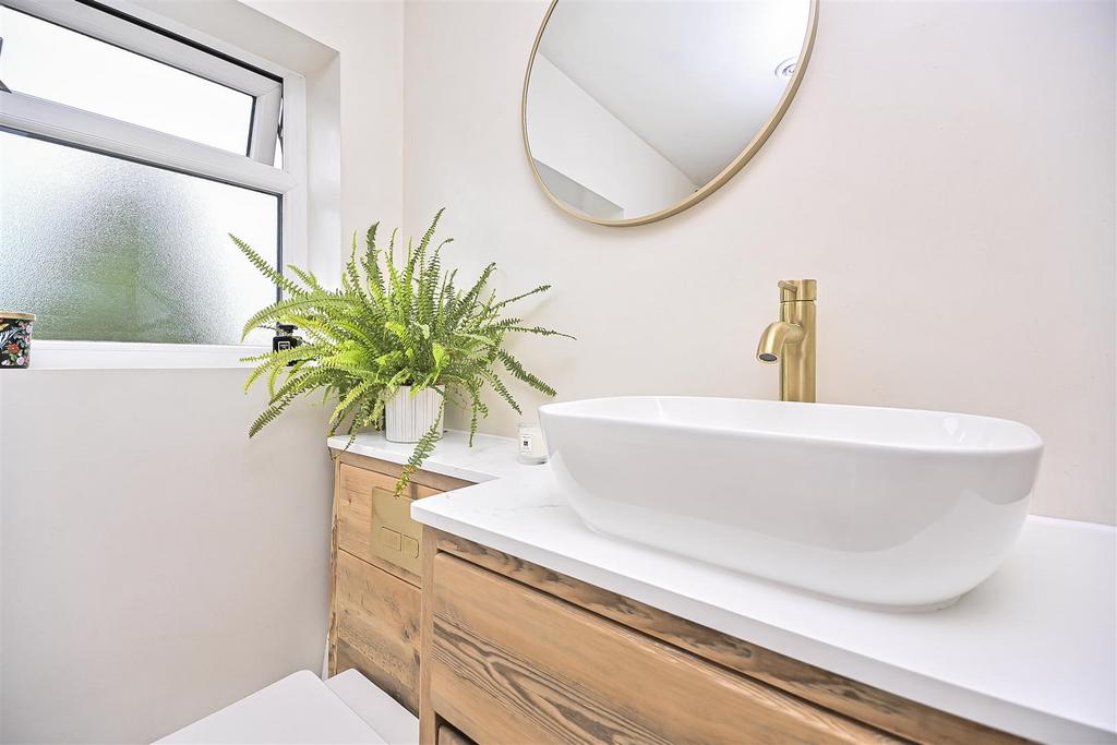 74 Sandersons Croft Bathroom (1).jpg
