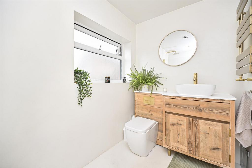 74 Sandersons Croft Bathroom (3).jpg