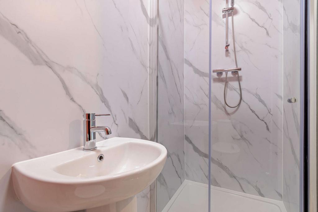 Bedroom 6 Ensuite