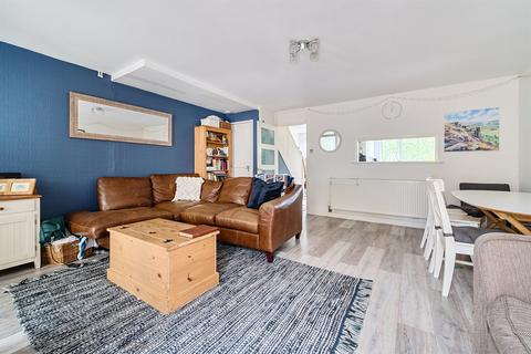 3 bedroom terraced house to rent, Windermere Road, Reading, RG2