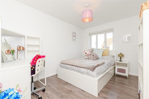 4 Cardigan Close, High Halstow, Rochester, ME3 8NX