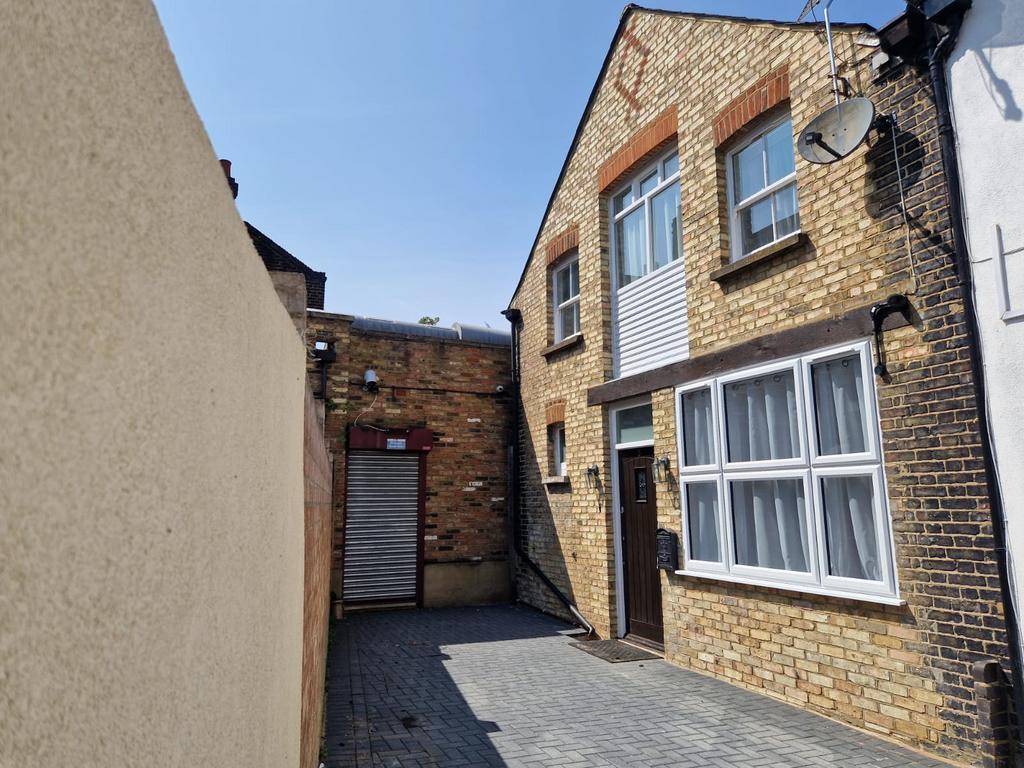 Beautifully Refurbished 2-Bed Mews House - N11