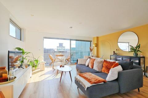 2 bedroom penthouse for sale, Quay One, Leeds LS9