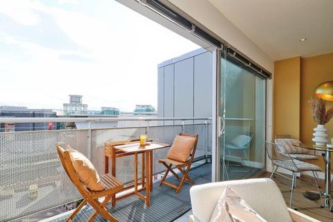 2 bedroom penthouse for sale, Quay One, Leeds LS9