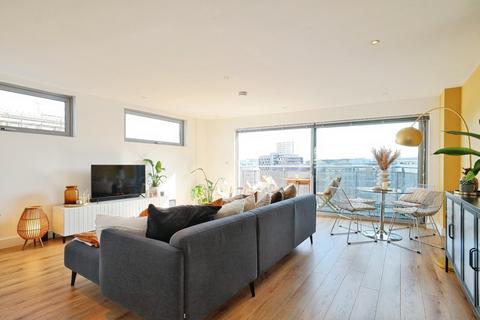 2 bedroom penthouse for sale, Quay One, Leeds LS9