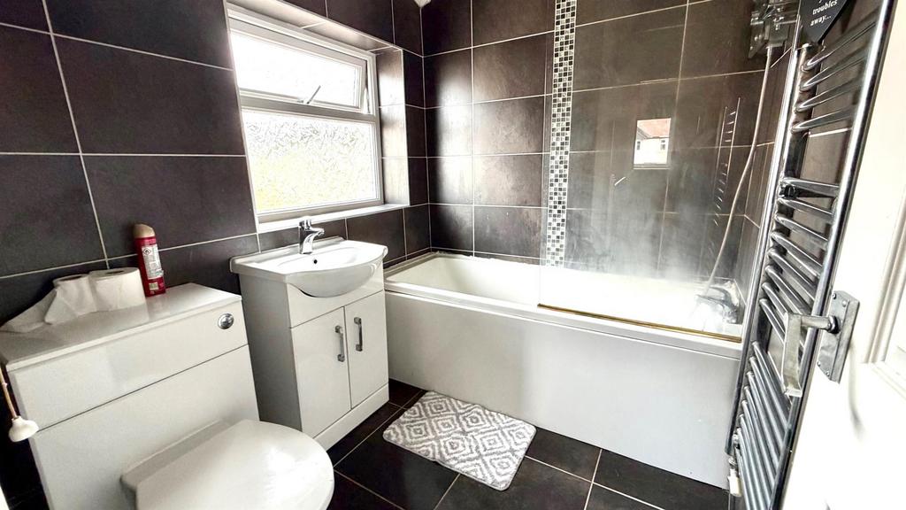 Tiled 3 piece bathroom