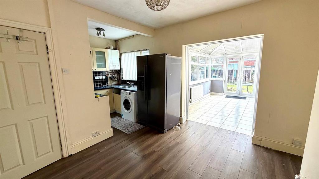 L shaped open plan kitchen/dining room