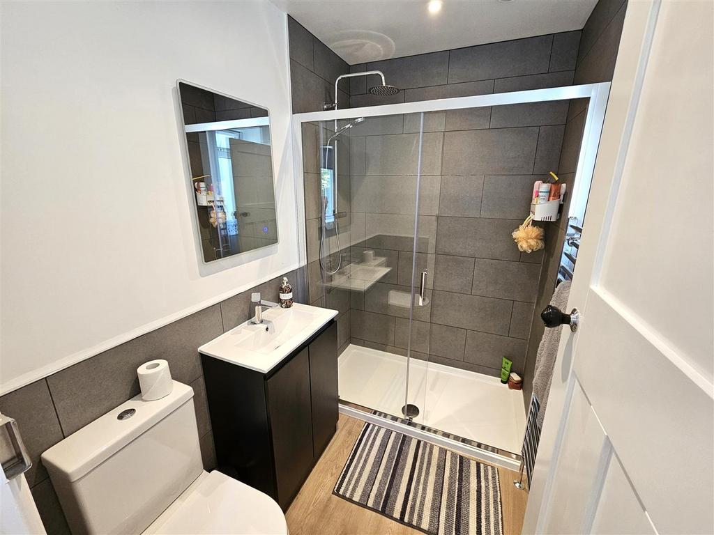 Ensuite Bed 4.jpg