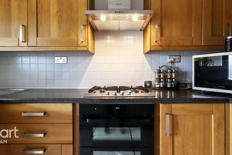 286 Strone Road, London, E12 6TP