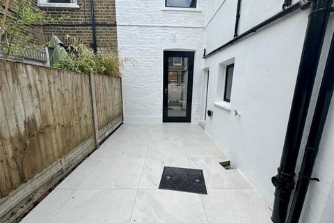 6 Gayford Road, London, W12 9BN