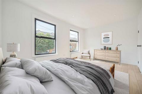 6 Gayford Road, London, W12 9BN