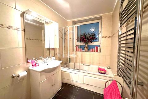 2 bedroom flat for sale, Embassy Lodge, Regents Park Road, N3