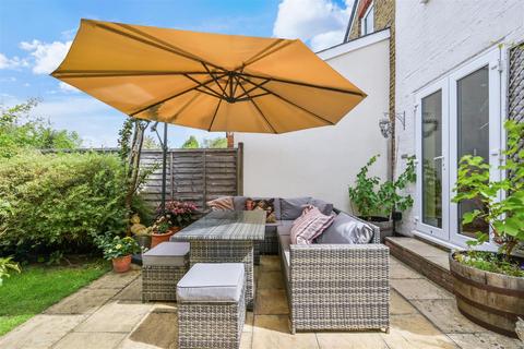 17 Miles Road, Epsom, KT19 9AA