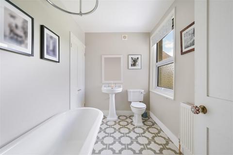 17 Miles Road, Epsom, KT19 9AA