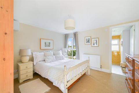 17 Miles Road, Epsom, KT19 9AA