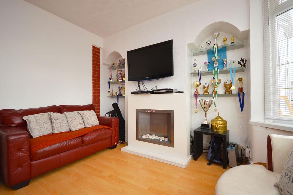 3 Bedroom Mid-terraced House to Rent