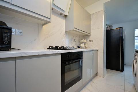 3 bedroom terraced house to rent, Wilmington Gardens, Barking, IG11 9TR