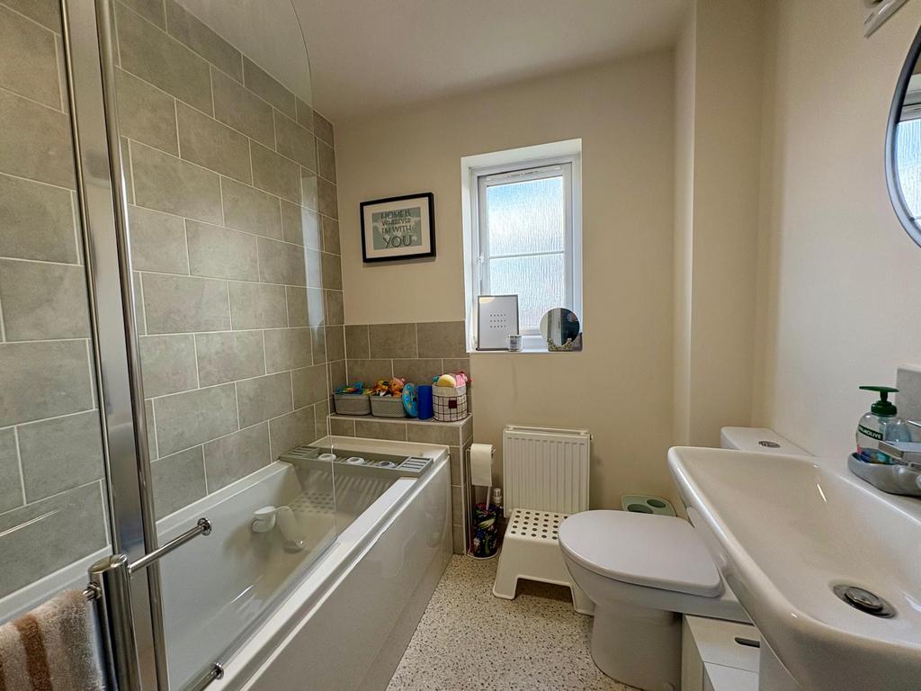 35 Parkstone Family Bathroom.jpg