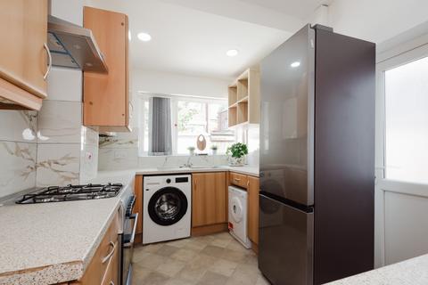 4 bedroom terraced house to rent, Heald Place, M14 5NJ