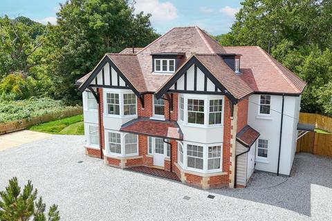 Flat 2, Woodlands Pikes Hill, Lyndhurst, SO43 7AY