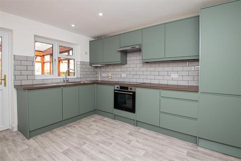4 bedroom detached bungalow to rent, Wilmin Grove, Loughton