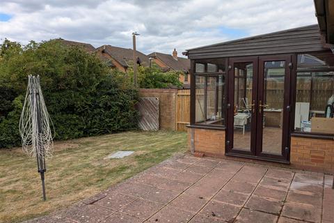 4 bedroom detached bungalow to rent, Wilmin Grove, Loughton