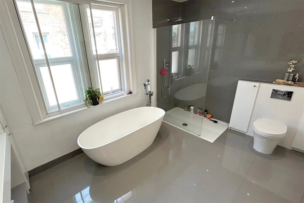 Main Bathroom/Wc 2