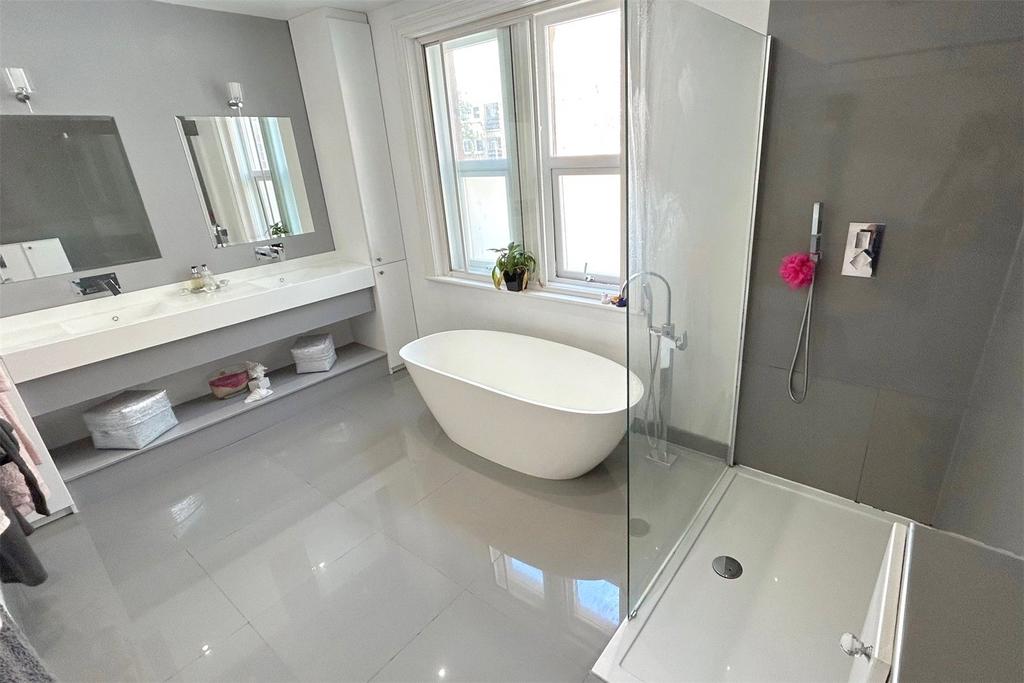 Main Bathroom/Wc 1
