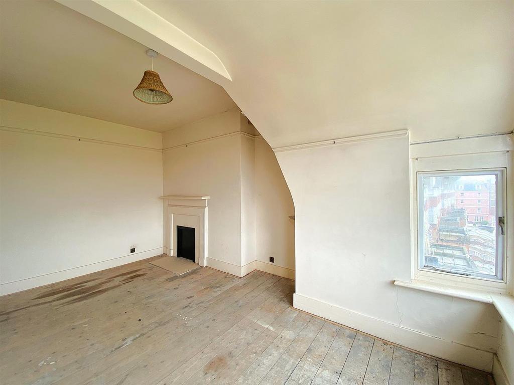 16 Knole Ct - Lounge3.jpg