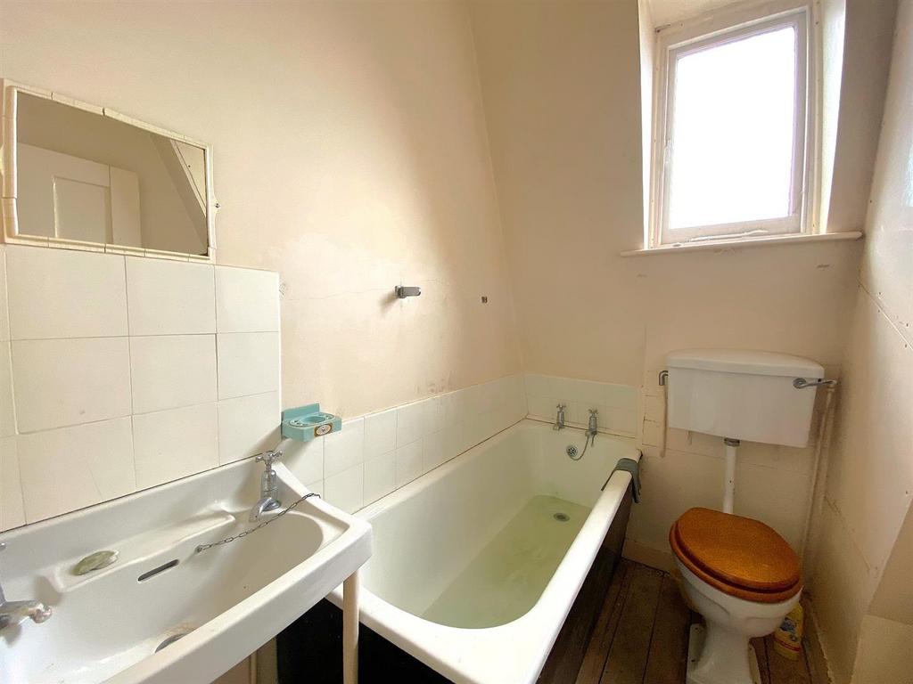 16 Knole Court - Bathroom.jpg