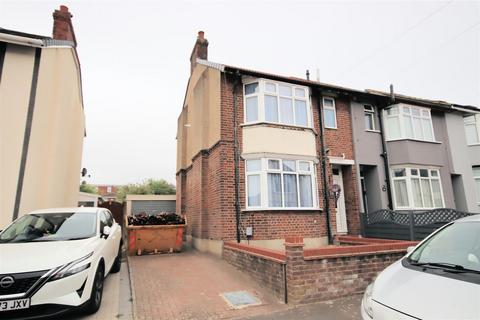 2 bedroom end of terrace house to rent, Saints Area Luton