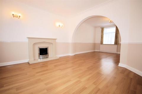 2 bedroom end of terrace house to rent, Saints Area Luton