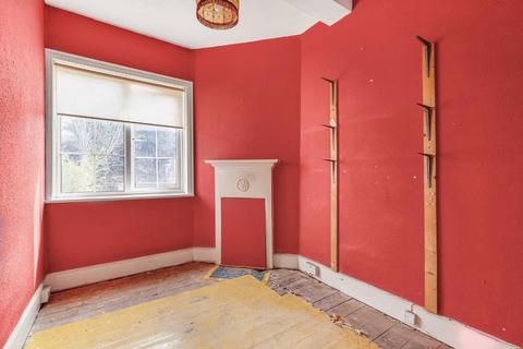 3 bedroom flat for sale, Valley Road, London SW16