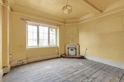 3 bedroom flat for sale, Valley Road, London SW16