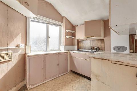 3 bedroom flat for sale, Valley Road, London SW16
