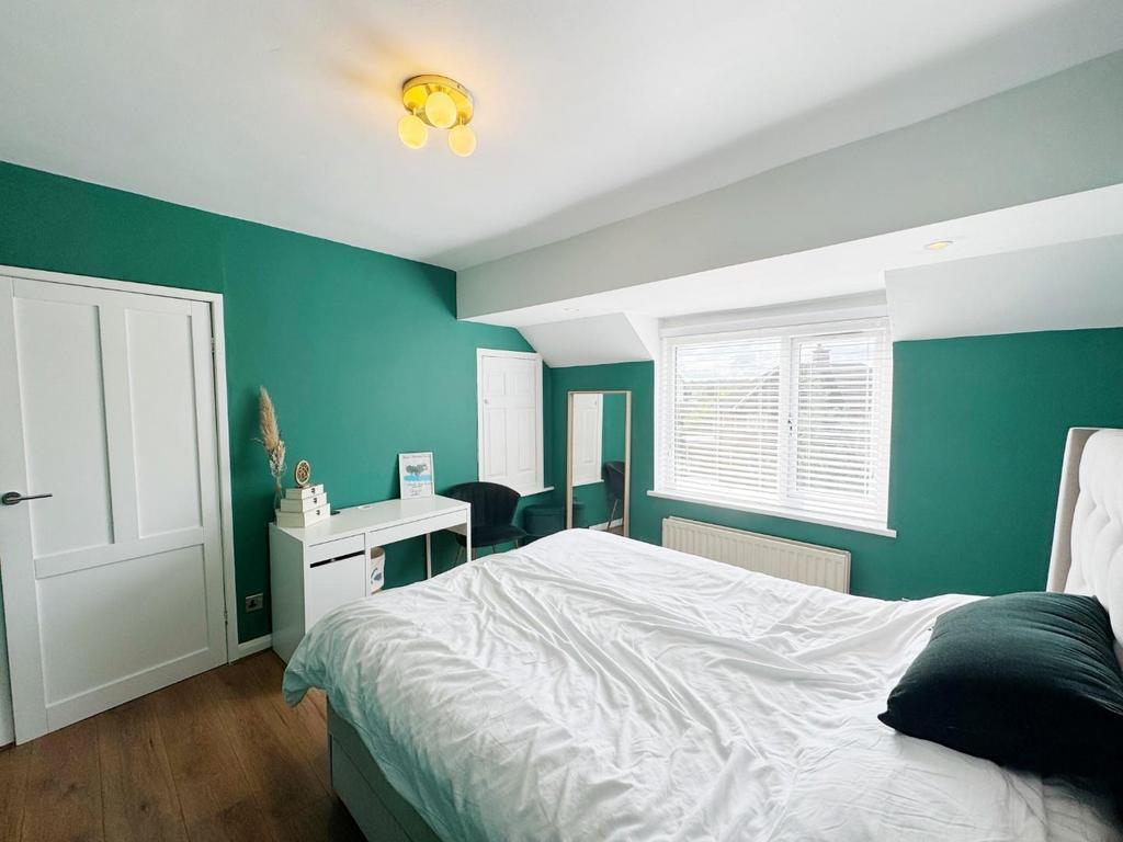 Bedroom 1 2.jpg
