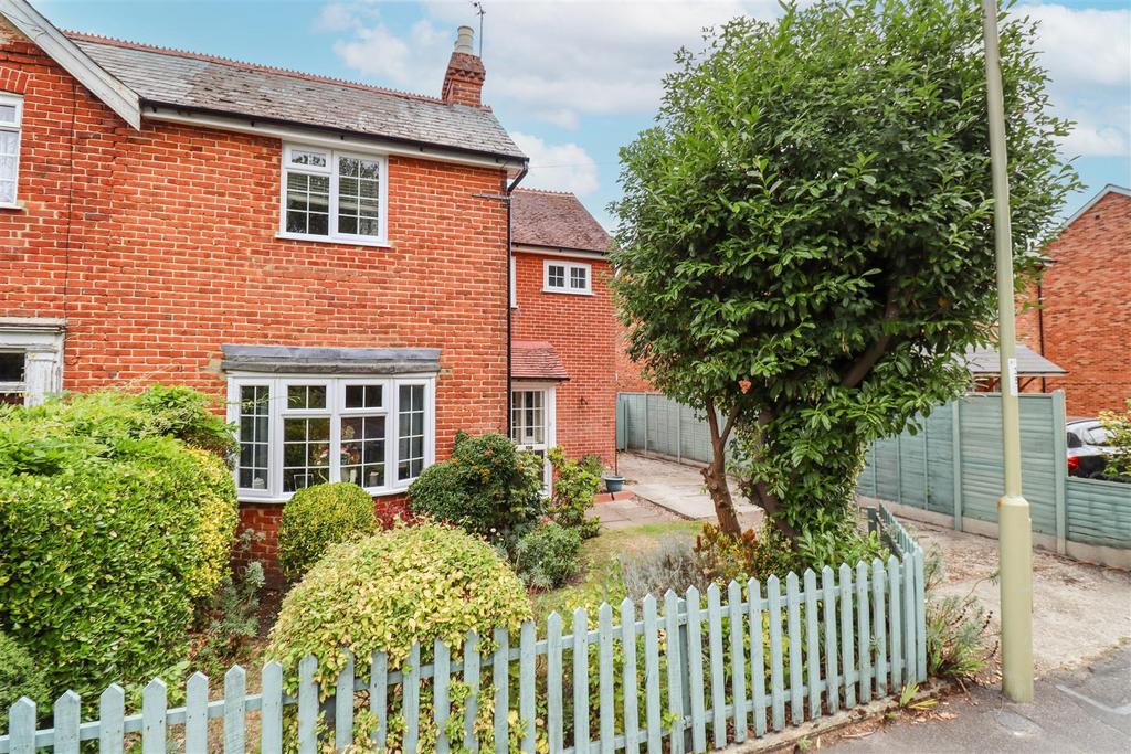 Kings Road, Fleet GU51 3 bed semi-detached house - £450,000