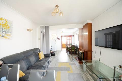 2 bedroom semi-detached bungalow for sale, Lawns Way, Romford RM5